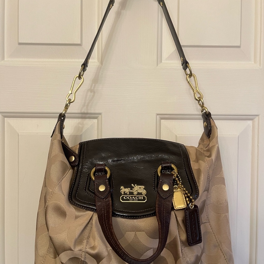 COACH Signature Campbell Belle Carryall Bag  Jacquard / Leather